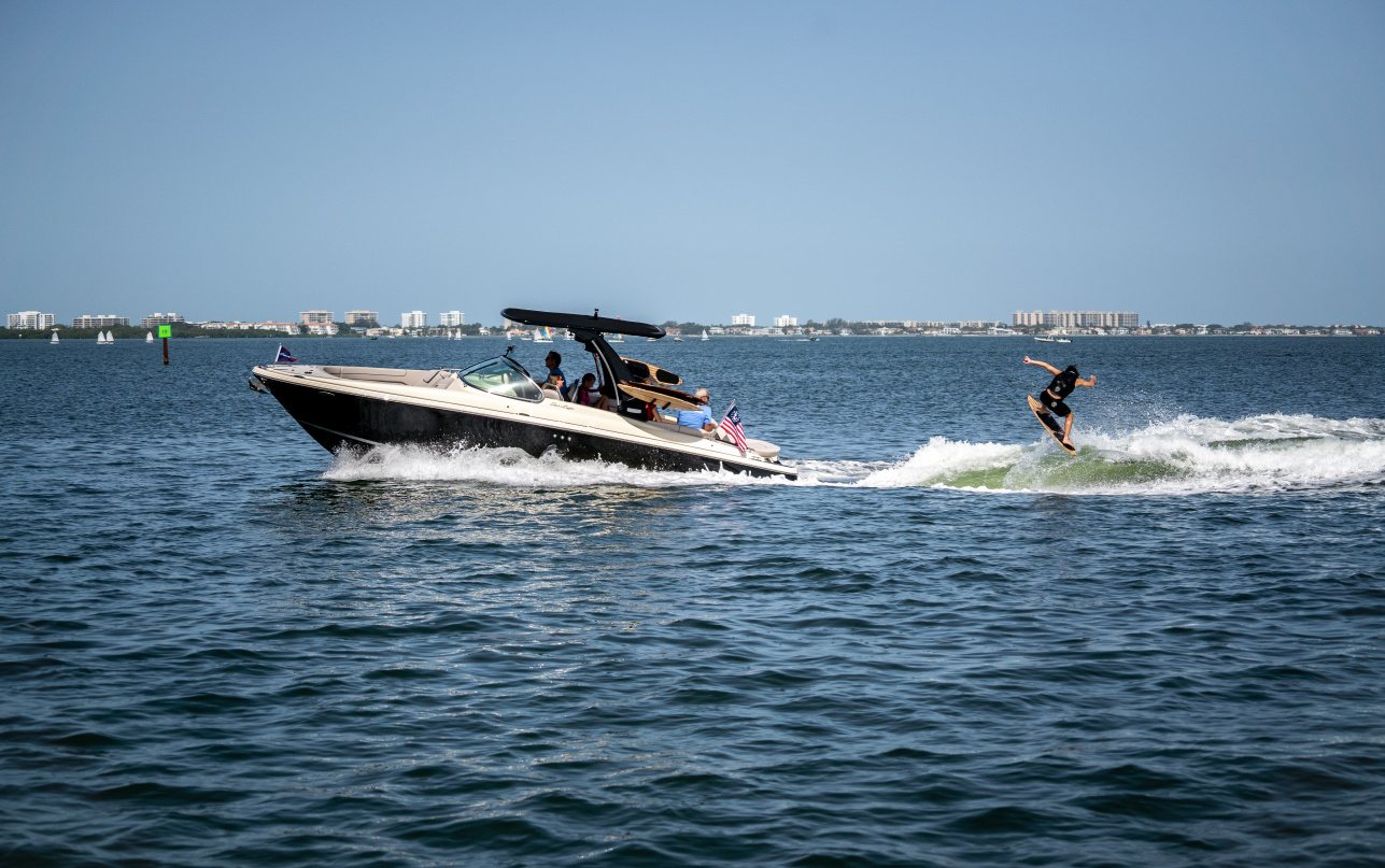 атер Chris-Craft Launch 28 GT доступен к поставке
